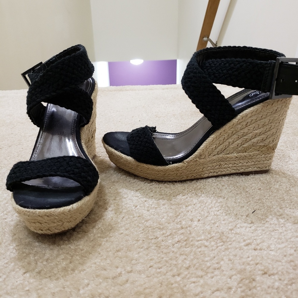 Black wedges